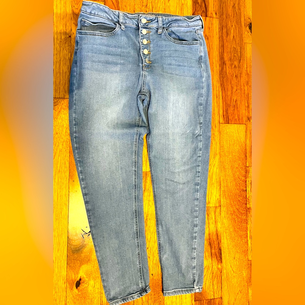 Just USA jeans. Size 32